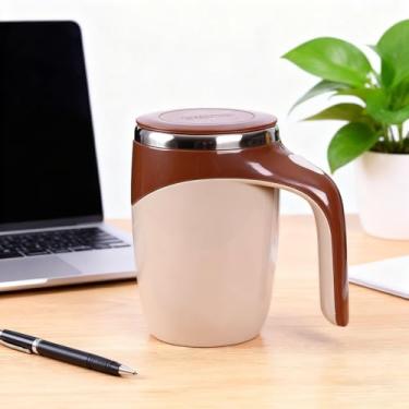 Imagem de Caneca marrom com agitação automática elétrica com tampa, operação de um toque para bebidas quentes e frias