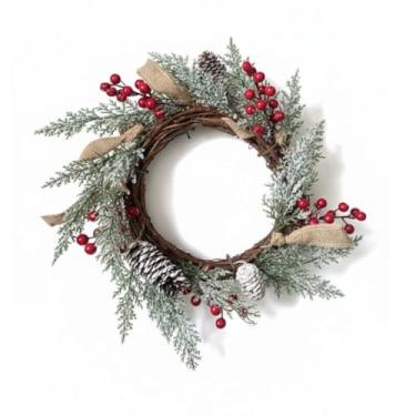 Imagem de Guirlanda Natalina Premium com Ramos Nevados, Frutas Vermelhas e Pinhas, Decoração Rústica para Porta, Base em Cipó com Detalhes em Juta - NATAL