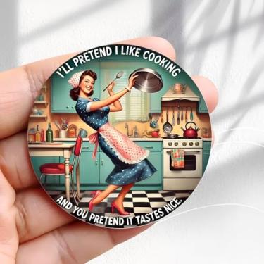 Imagem de Ímã de geladeira vintage Ill Pretend I Like Cooking PinupDesign - Adesivo redondo de acrílico para geladeira de 5,8 cm, presente de decoração retrô, tamanho perfeito para geladeira, armário ou