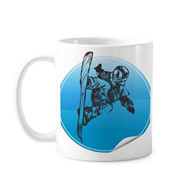 Imagem de Esquis e bastões de esqui para esportes de inverno caneca cerâmica xícara de porcelana de café louça