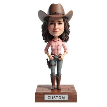 Imagem de Cowgirl feminina bobblehead em camisa xadrez rosa jeans pistola no quadril e chapéu decoração ocidental personalizada para fãs de moda vintage entusiastas de cowboy presente ousado para irmã namorada