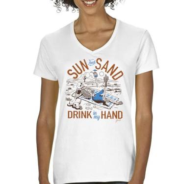 Imagem de Camiseta feminina Sun and Sand Drink in My Hand gola V But its a Dry Heat Funny Skeleton Desert Summer Beach Vacation Tee, Branco, P