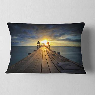 Imagem de Designart Ponte de madeira iluminada no píer da luz solar, sala de estar, sofá, enchimento de almofada de alta qualidade + capa de almofada impressa em ambos os lados 30,5 x 50,8 cm