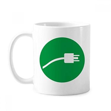Imagem de Cabo de carregamento com plugue verde, padrão de caneca de cerâmica, xícara de café, porcelana