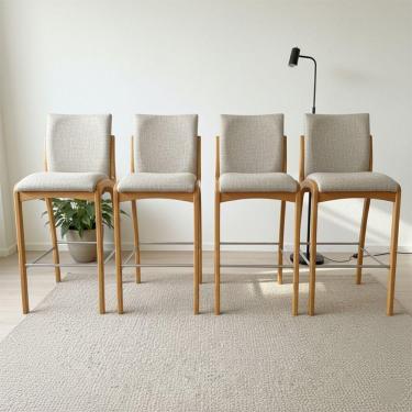 Imagem de Kit 4 Banqueta Aura Alta Madeira Maciça E Linho 28 Areia Design Moderno Conforto Com Apoio Para Pés Mobília Decor