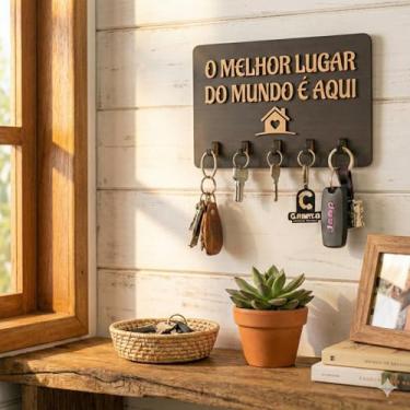 Imagem de Porta Chaves de Parede em MDF com Frase O Melhor Lugar do Mundo é Aqui, 24x16cm, 5 Ganchos em Madeira, Fixação Adesiva, Decoração Rústica