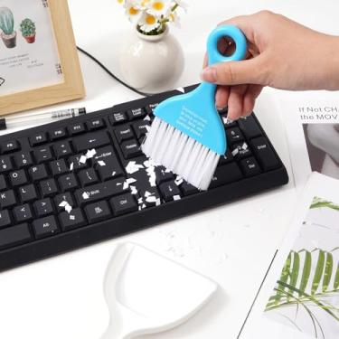 Imagem de Conjunto de mini vassoura e pá de lixo para mesa, teclado e ninho de animal de estimação, necessidade de limpeza diária pequena vassoura manual de plástico com escova, azul