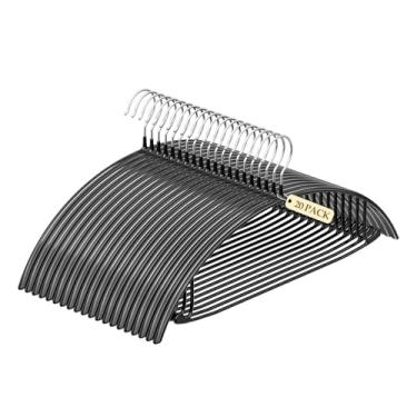 Imagem de UEAKPIC Cabides de metal resistente, pacote com 20, revestimento de PVC antiderrapante, sem batidas nos ombros, cabides para roupas que economizam espaço para suéteres, casacos, camisas, saias