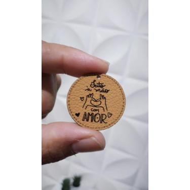 Imagem de Kit com 50 Etiquetas em material sintético - 3 cm - Feito a mão com am