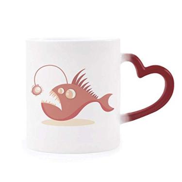 Imagem de Linda caneca sensível ao calor com ilustração de peixe de desenho animado lanterna vermelha muda de cor