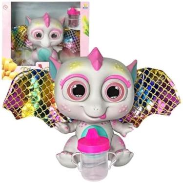 Imagem de Bebe Dragao de brinquedo voando, com asas brancas e fofas, um mimo, felpudo.