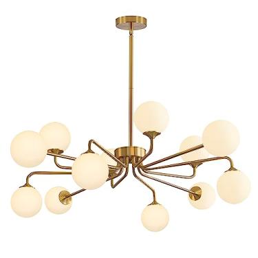 Imagem de Lustre moderno Sputnik com 12 lâmpadas, globo de vidro e acabamento geométrico em latão escovado, ideal para ilha de cozinha, sala de estar e hall de entrada.