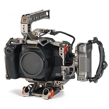 Imagem de Tilta Gaiola de câmera completa compatível com kit de filmagem BMPCC 6K Pro, com alça superior de gaiola de câmera, suporte de unidade SSD T5, alça lateral esquerda - cinza tático TA-T11-A