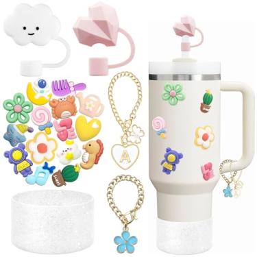 Imagem de Kit de acessórios Stanley incluindo: 2 tampas para canudo de 9-10 mm, 15 adesivos 3D, 2 berloques para alça, 1 base protetora brilhante em silicone para copos térmicos Stanley de 900 ml e 1 l