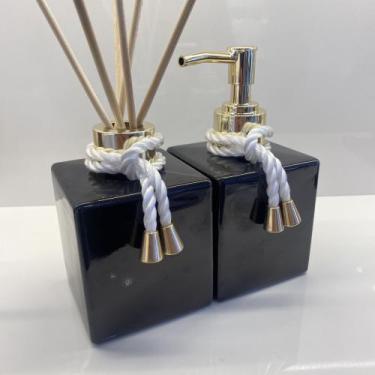 Imagem de KIT LAVABO PRETO/DOURADO FRASCOS DE VIDRO CUBO 250ml - DecoreShop