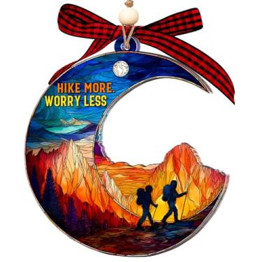 Imagem de Árvore de Natal com enfeites de lua para caminhadas