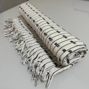 Imagem de Manta para Sofá Capa Protetora 100% Algodão 240 x 180 – Sofisticação e Conforto para Sua Sala (Pontilhada Cru e Marrom)