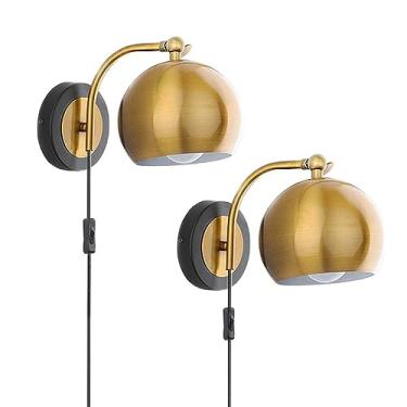 Imagem de Luminária de parede LED vintage com plugue para uso interno, ideal para cabeceira, sala de jantar, leitura e outras atividades. Possui cúpula redonda de metal ajustável, perfeita para sala d