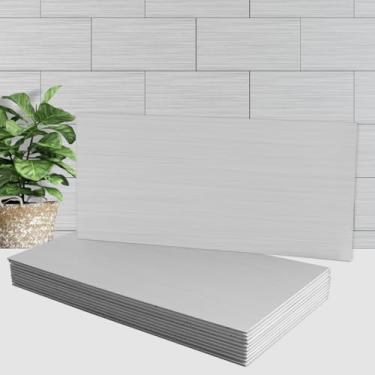 Imagem de AULIGET 2 peças de azulejo Backsplash de metal escovado para descascar e colar, 15,24 cm x 30,5 cm de alumínio prateado para cozinha, banheiro, lavanderia, acampamento, lareira