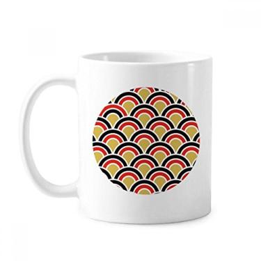 Imagem de Caneca de cerâmica com estampa preta preta e dourada esquila, xícara de café e porcelana