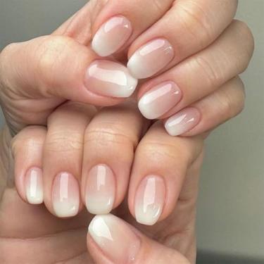 Imagem de Unhas de pressão curtas médias caixão ombré nude branco falso cola em unhas falsas cobertura completa bastão falso artificial em unhas de acrílico para mulheres, casamento, 24 peças