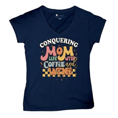Imagem de Camiseta feminina Conquering Mom Life with Coffee and Wine gola V moderna maternidade parentalidade família futebol Mama #Momlife, Azul marinho, P