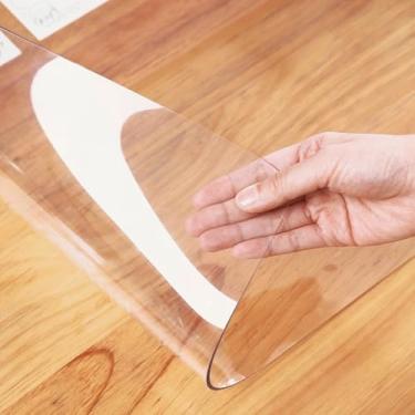 Imagem de HoSwag Protetor de mesa de PVC de cristal de 91 cm x 122 cm, toalha de mesa de PVC impermeável, protetor espesso de 1,5 mm para mesa, mesa, mesa de café, bancada de trabalho, cômoda, suporte de TV
