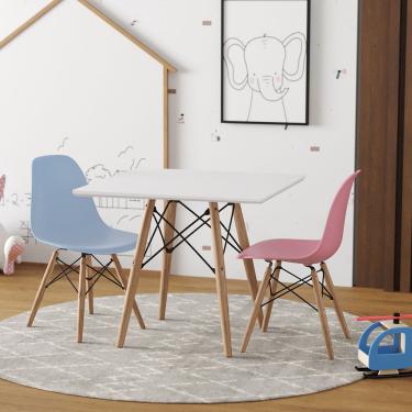 Imagem de Conjunto de Mesa Eames Eiffel Madeira Infantil 68cm Quadrado Branco 1 Cadeira Azul 1 Cadeira Rosa