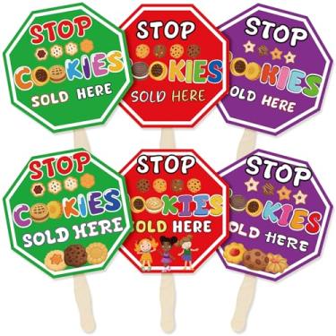 Imagem de 6 peças de placas de venda de cookies vendidos aqui, placas de venda de cookies de PVC com impressão dupla face, 25,4 x 25,4 cm de mão, pare aqui para comprar cookies para atividades de meta de vendas