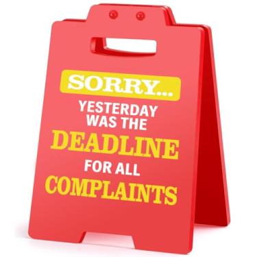 Imagem de Placa engraçada para decoração de mesa de escritório Sorry Yesterday Was the Deadline Desk Cubículo Decorações Presentes sarcásticos de escritório para mulheres e homens colegas de trabalho - Vermelho