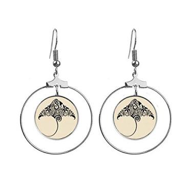 Imagem de Brincos de patins pretos e brancos com padrão de animais pendentes e argola