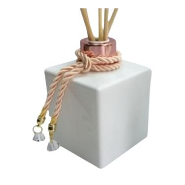 Imagem de Difusor de Aromas com Varetas, Frasco Branco Quadrado com Tampa Rose Gold, Decoração com Cordão Trançado e Pingentes