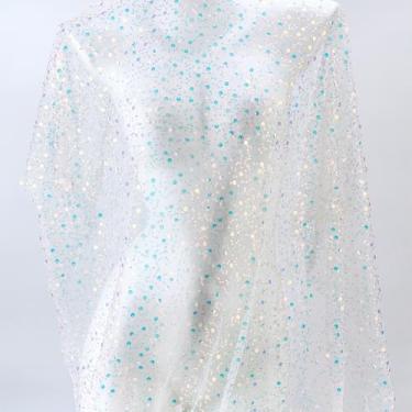 Imagem de MAYJOYDIY Tecido de tule branco com glitter de 1 jarda com lantejoulas e miçangas 128 cm de largura lantejoulas pérola tecido de renda de tule macio para véus de casamento, vestido de noite, toalha de