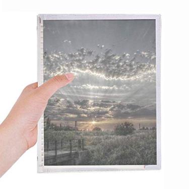 Imagem de Caderno cinza céu, branco escuro, nuvens brancas, folhas soltas, diário recarregável, papelaria