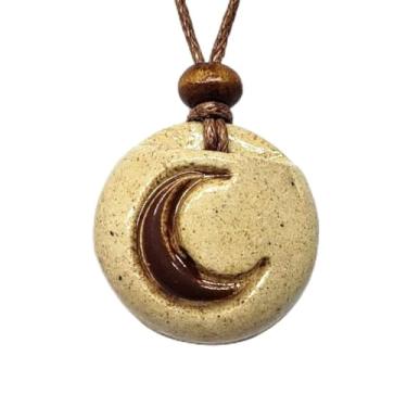 Imagem de Atelier Valéria Elorza, Colar Difusor Pessoal em Cerâmica Lua para Aromaterapia Cor:Marrom