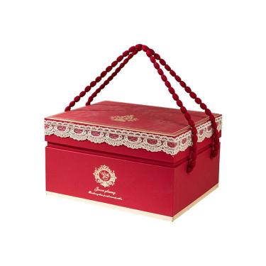Imagem de Caixa de lembrancinhas de casamento de veludo vermelho com acabamento em renda e alça 14x9x8cm