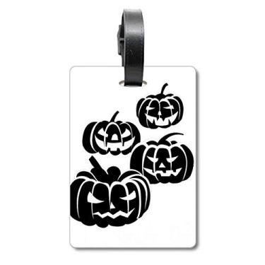 Imagem de Quatro abóboras pretas de Halloween com etiqueta para bagagem e cartão de bagagem