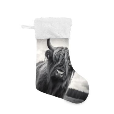 Imagem de ATTX Meias de Natal engraçadas de vaca Highland, suportes de presente brancos de pelúcia para decorações de festas de fim de ano (17,7 polegadas, pacote com 2) #276