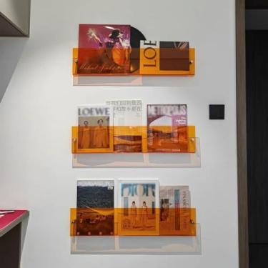 Imagem de Suporte de revistas de acrílico laranja montado na parede - estante flutuante para armazenamento de folhetos, literatura e folhetos - ideal para sala de estar, escritório e sala de espera (60 cm)
