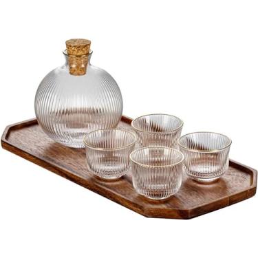 Imagem de TLTDSMY Conjunto de saquê japonês de vidro, copo de saquê com borda dourada transparente usado para festas em casa e ótimos presentes, 4 xícaras de saquê + 1 panela e bandeja de saquê
