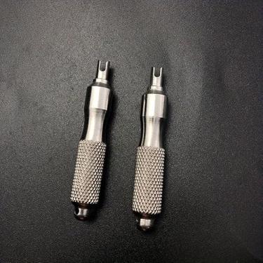 Imagem de 2 peças de chave de chave de chave de chave de fenda para válvula de pneu, ferramenta de reparo de roda de bicicleta de uso duplo, acessórios de carro