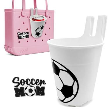 Imagem de HMGES Suporte de copo de futebol para bolsa Bogg – Inclui 1 pingente Soccer Mom, serve na maioria dos tamanhos e marcas de bolsas de praia de borracha, suporte de bebida ABS para garrafas pequenas