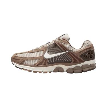 Imagem de Nike Tênis masculino Zoom Vomero 5 (HF1553-004, cinza universitário/marrom/marrom claro/vela), Cinza universitário/marrom/madeira clara/marrom claro/vela, 42 BR