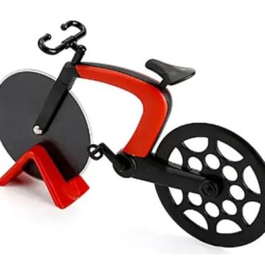 Imagem de Fatiador de Pizza e Massas em Formato de Bike, Produto na cor Vermelha com Rodas em Preto, Seu Material da Roda de Metal Altamente Resistente, Afiado e Durável, Fácil Limpeza