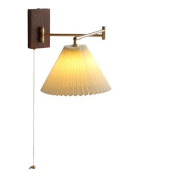 Imagem de Luminária de parede de latão com braço articulado, cúpula de tecido e estrutura de madeira com corrente, dourada, ideal para leitura e para cabeceira de cama.