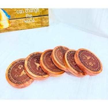 Imagem de Porta-copos de madeira da árvore da vida para bebidas Conjunto de madeira e suporte quadrado de chá - Essenciais de cozinha e sala de estar - Decoração de mesa e mesa de centro elegante (barra redonda