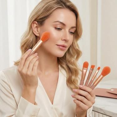 Imagem de Conjunto de 8 pincéis de maquiagem com bolsa de armazenamento, pincéis de base sintética, pincéis de pó e mistura para sombra, corretivo, blush e maquiagem facial laranja