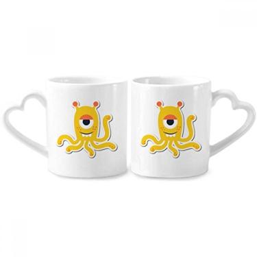 Imagem de Conjunto de canecas de porcelana para casais de monstro amarelo universo e alienígena com alça de coração