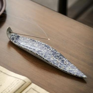 Imagem de Mini queimador de incenso de cerâmica Chiminea, suporte de argila feito à mão para Palo Santo e palitos (folha de bambu azul e branca)