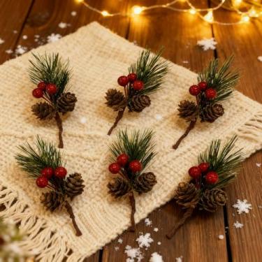 Imagem de 2 palhetas de pinheiro artificiais de Natal, ramos de agulhas de pinheiro com hastes de frutas vermelhas, ideal para arranjos de flores, grinaldas, casamentos, jardins, decorações de árvore de Natal